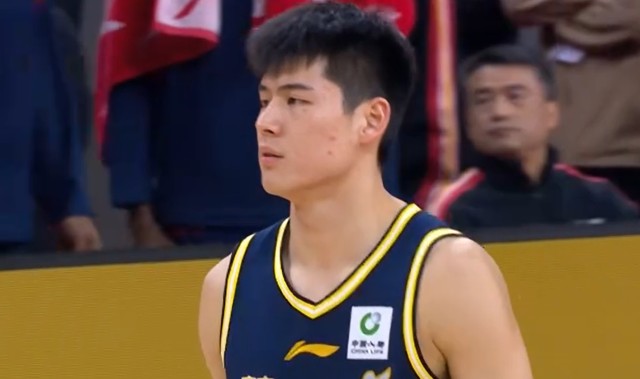 不得不说！胡明轩应该让出首发，由19岁小将陈家政代替