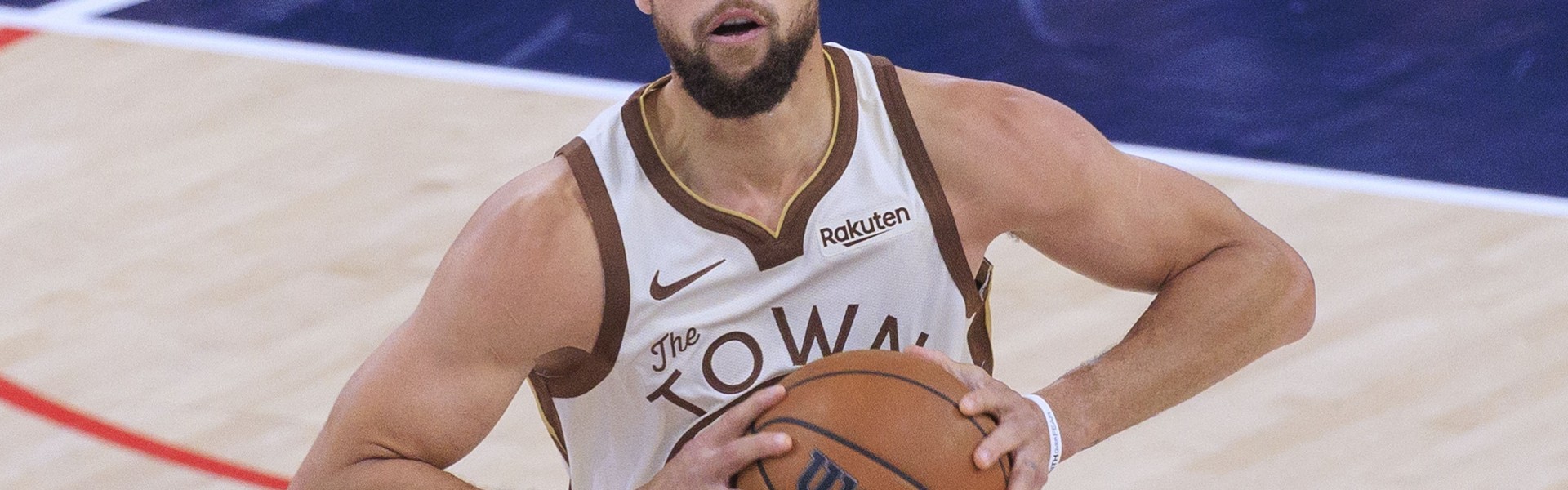 九游会-迪文：水花的自律超乎想象 赛季第一天没人比库里的体型更好